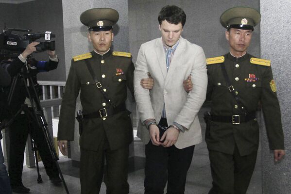 Kuzey Koreli ve ABD'li yetkililer ülkede 15 ay tutuklu kaldıktan sonra serbest bırakılan Otto Warmbier adlı ABD'li öğrencinin salıverilmesinde ünlü basketbolcunun etkili olmadığını belirtiyor. Ülkede 3 ABD vatandaşı daha cezaevinde bulunuyor. - Sputnik Türkiye