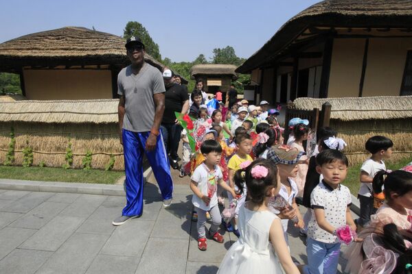 Dünyaca ünlü eski NBA yıldızı Dennis Rodman Kuzey Kore'ye yaptığı son ziyarette Kuzey Koreli kadın basketbol takımının antrenmanlarını izledi. Rodman ayrıca Kuzey Kore lideri Kim Jong-un'un dedesi ve ülkenin kurucusu Kim il-Sung'un doğduğu yeri de ziyaret etti. - Sputnik Türkiye