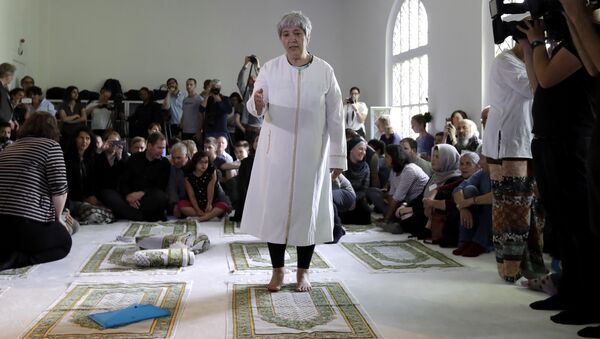 Seyran Ates, standing at center, founder of the Ibn-Rushd-Goethe-Mosque gestures during the opening of the mosque in Berlin, Germany, Friday, June 16, 2017 - Sputnik Türkiye