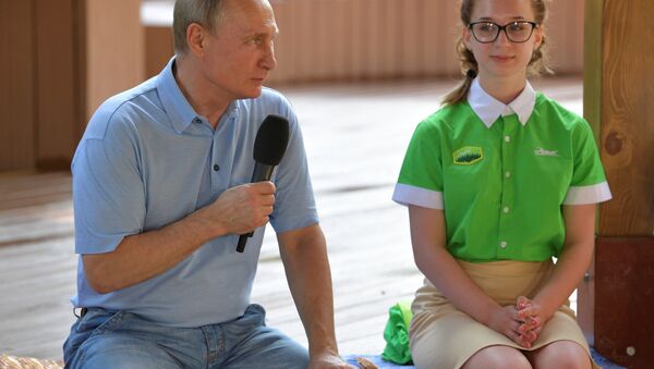 Putin, Artek Kampı'nda çocuklarla buluştu - Sputnik Türkiye