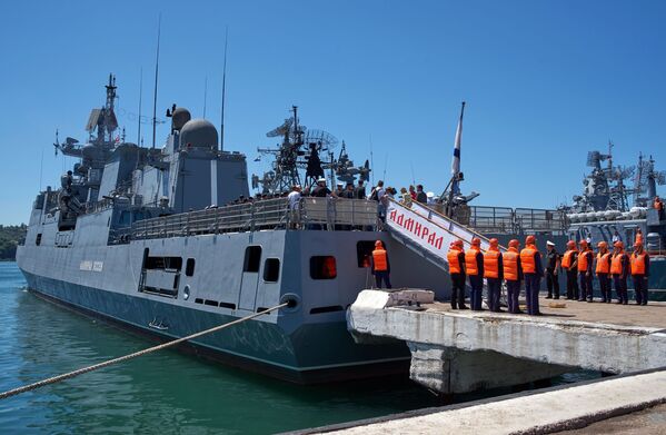 Rus Amiral Essen fırkateyni  için Sivastopol'de karşılama töreni - Sputnik Türkiye