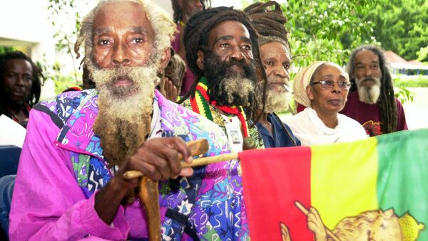 Etiyopya Dışişleri Bakanlığı, ülkede yaşayan Rastafaryanizm dinine mensup kişilere kimlik belgesi çıkaracağını duyurdu. En ünlü üyeleri Jamaikalı Reggae müzisyeni Bob Marley olan Rastafaryanizm takipçileri, 1950'lerde mesih (Tanrı'nın dünyadaki yansıması) kabul ettikleri son Etiyopya İmparatoru Haile Selasiye'nin Afrikalı kölelerin torunlarına ülkedeki Shashamane kentinde 1200 hektarlık bir toprak ayırıp 'yuvalarına' dönmeleri çağrısında bulunmasından sonra bu ülkeye göç etmeye başlamıştı. - Sputnik Türkiye