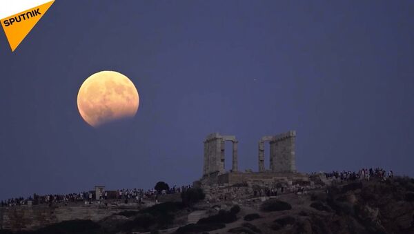 Kanlı ay tutulması Yunanistanda böyle görüntülendi - Sputnik Türkiye