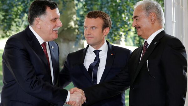 Fransa Cumhurbaşkanı Emmanuel Macron, Libya Ulusal Ordusu komutanı Mareşal Halife Hafter ve Libya Ulusal Uzlaşı Hükümeti lideri Fayiz es-Serrac - Sputnik Türkiye