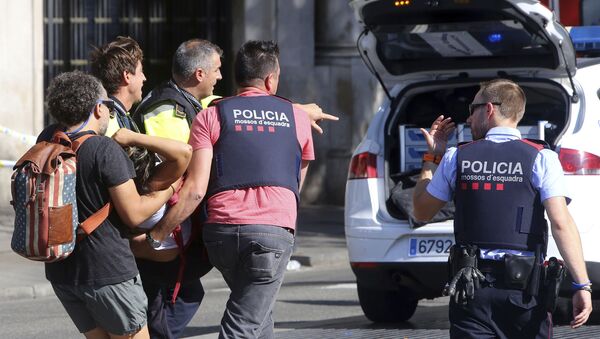 Полиция на месте наезда автомобиля на людей в Барселоне, Испания - Sputnik Türkiye
