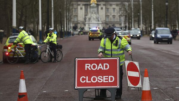 Police close a road during the Changing of the Guard ceremony at Buckingham Palace in London - Sputnik Türkiye