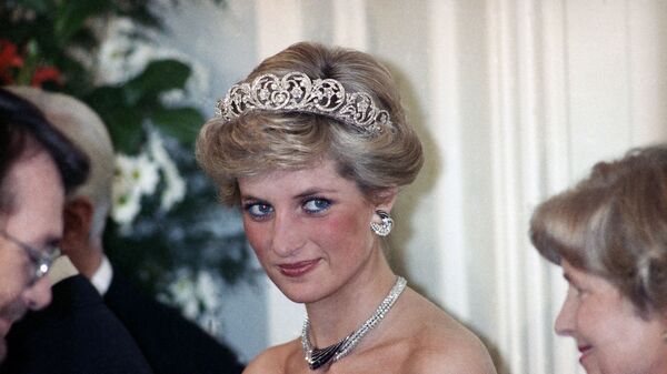 Prenses Diana, Bonn'da Batı Almanya Cumhurbaşkanı Richard von Weizsacker tarafından Britanya kraliyet ailesinin şerefine verilen akşam şöleninde. 1987. - Sputnik Türkiye