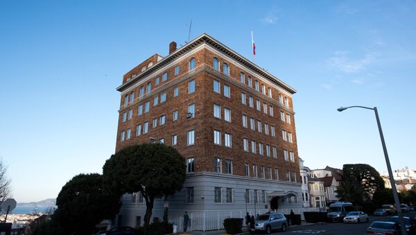 People walk past the Consulate-General of Russia in San Francisco, California on December 29, 2016 - Sputnik Türkiye