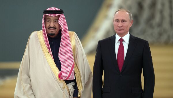 Rusya Devlet Başkanı Vladimir Putin, Suudi Kral Selman bin Abdülaziz el Suud - Sputnik Türkiye
