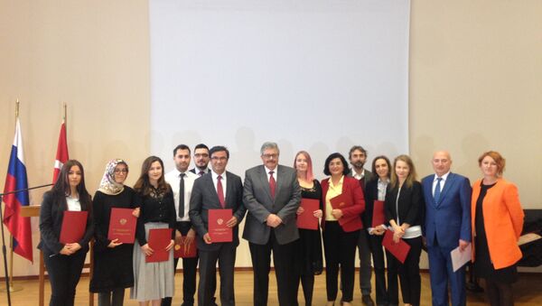 Rusya’nın Ankara Büyükelçisi Aleksey Yerhov, Dünya Öğretmenler Günü’nde Rusça öğretmenleriyle buluştu - Sputnik Türkiye