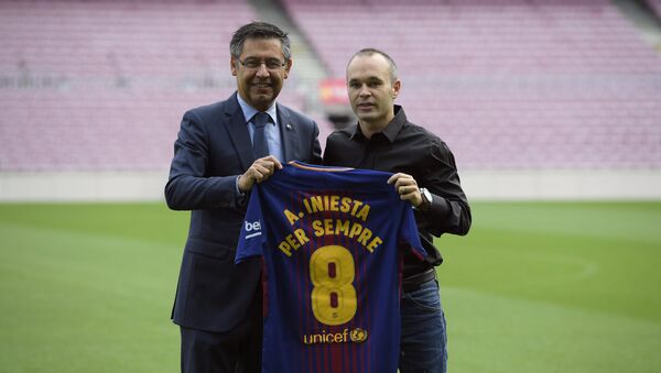 Barcelona tarihinde bir ilk: Iniesta ile ‘ömürlük sözleşme’ imzalandı - Sputnik Türkiye