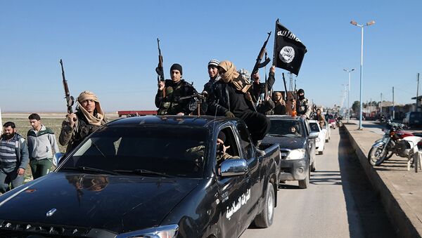 Daesh  terrorists pass by a convoy in Tel Abyad, northeast Syria (File) - Sputnik Türkiye