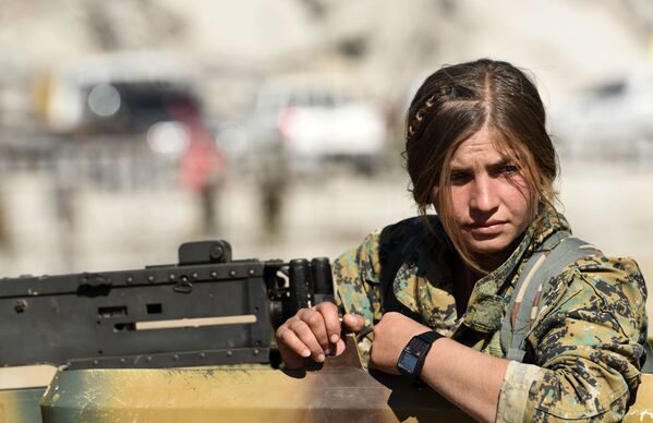 IŞİD'den geri alınan Rakka'da DSG'li kadın savaşçılar - Sputnik Türkiye