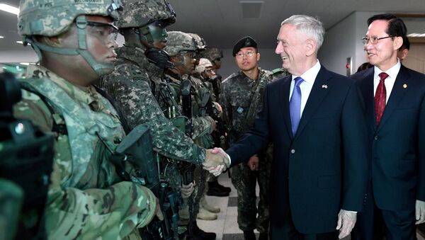 ABD Savunma Bakanı James Mattis ve Güney Koreli mevkidaşı Song-Young moo - Sputnik Türkiye