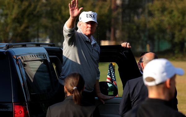 Trump 'ciddi meselelerin' ardından Kawagoe'deki Kasumigaseki Golf Kulübü'nde Japonya Başbakanı Şinzo Abe ile golf oynadı. - Sputnik Türkiye