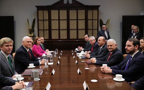 Başbakan Binali Yıldırım-ABD Başkan Yardımcısı Mike Pence görüşmesi - Sputnik Türkiye