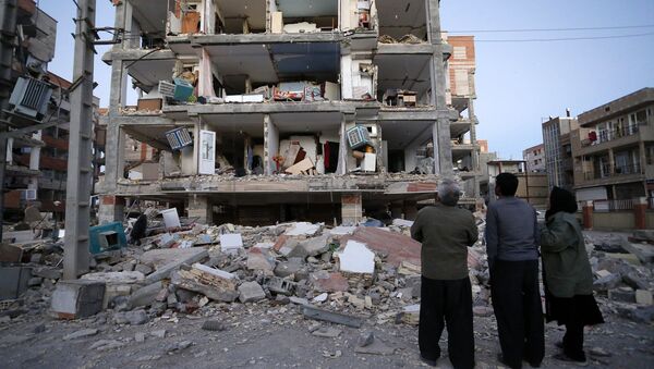 İran'ın Kirmanşah vilayetindeki Serpulzihab bölgesinde depremde zarar gören bir ev - Sputnik Türkiye