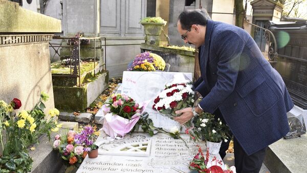 Cumhurbaşkanlığı Sözcüsü İbrahim Kalın, sanatçı Ahmet Kaya'nın mezarını ziyaret etti - Sputnik Türkiye