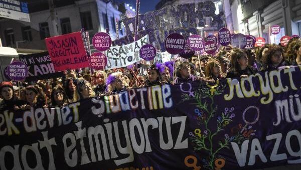 25 Kasım Platformu üyeleri, 25 Kasım Kadına Yönelik Şiddete Karşı Uluslararası Mücadele Günü dolayısıyla Beyoğlu'nda yürüdü. - Sputnik Türkiye