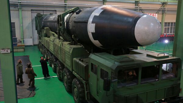 Kuzey Kore lideri Kim Jong-un ve yeni geliştirilen 'Hwasong-15' kıtalararası balistik füzesi - Sputnik Türkiye