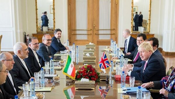 İngiltere Dışişleri Bakanı Boris Johnson, İran ziyaretinde İran Dışişleri Bakanı Cevad Zarif ile bir toplantıya katıldı - Sputnik Türkiye