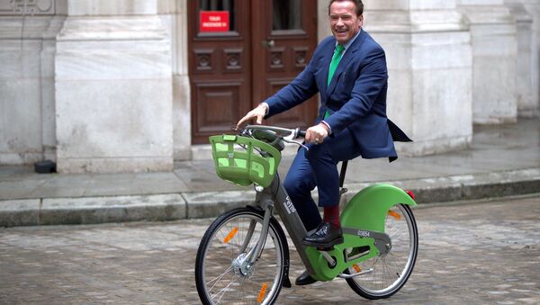 Paris'te bisikletle gezen Schwarzenegger, ABD'de İklim Anlaşması'ndan çıkan tek kişinin Başkan Trump olduğunu, başka herkesin anlaşmayı desteklediğini söyledi.  - Sputnik Türkiye