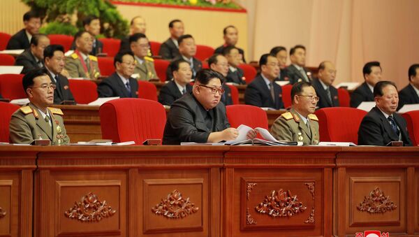 Kuzey Kore lideri Kim Jong-un  Pyongyang'daki 8. Askeri Mühimmat Toplantısı'nda - Sputnik Türkiye