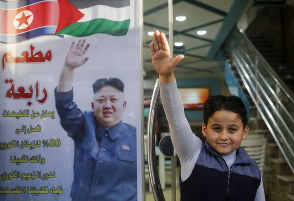 Pyongyang yönetiminin ABD'nin Kudüs kararını kınaması sonrası Gazze'deki Cebaliye mülteci kampı girişinde bir et restoranı işleten Selim Rabaa adlı Filistinli, Kuzey Kore lideri Kim'e minnettarlığını ilginç bir kampanyayla duyurdu. Rabaa, restoranının kapısına Kore lideri Kim'in Filistin davasındaki rolüne teşekkür için Koreli müşterilere yüzde 80 indirim diye yazdı. - Sputnik Türkiye