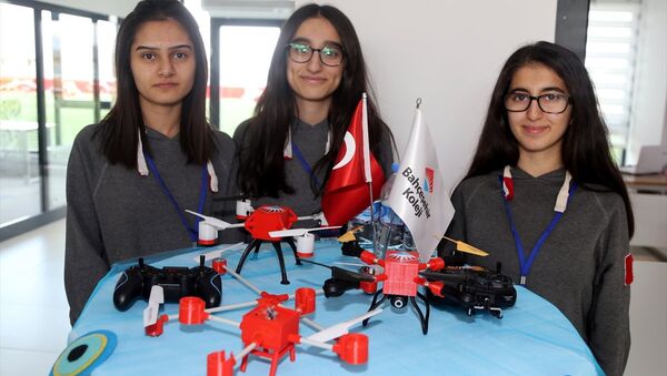 Öğrenciler atık malzemelerden drone üretti - Sputnik Türkiye