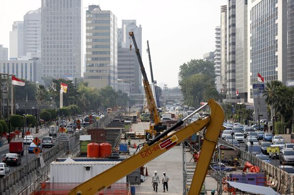 Workers using heavy machinery are seen constructing the new MRT line in central Jakarta, Indonesia July 2, 2015 - Sputnik Türkiye