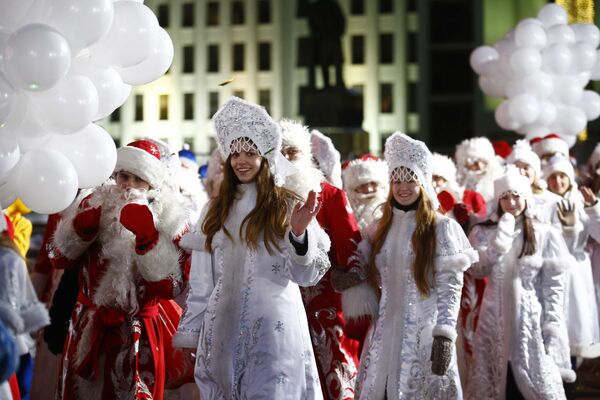 Belarus’un başkenti Minsk’te düzenlenen Ayaz Dede ve Kar kızları - Sputnik Türkiye
