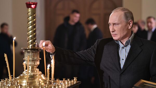 Rusya Devlet Başkanı Vladimir Putin, St. Petersburg'daki bir kilisede düzenlenen Noel gecesi ayinine katıldı. - Sputnik Türkiye