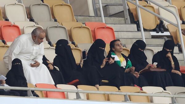 Suudi Arabistan kadınlara stadyumlara girme hakkı tanıdı - Sputnik Türkiye
