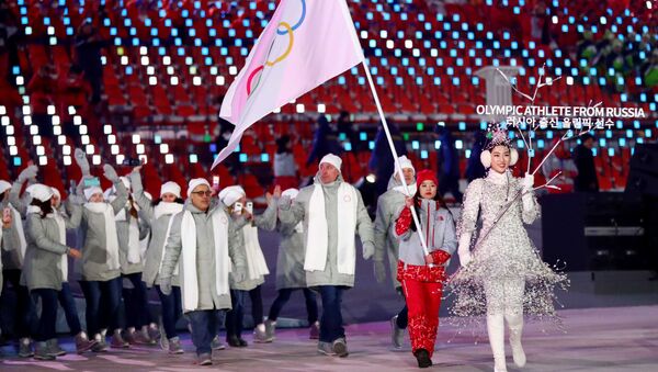 Doping testleri temiz çıkan toplam 169 Rus sporcu, PyeongChang 2018'de bağımsız olarak 'Rusya'dan katılan olimpik atlet' unvanıyla Olimpiyat Bayrağı altında yürüdü. - Sputnik Türkiye