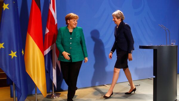 Almanya Başbakanı Angela Merkel ile İngiltere Başbakanı Theresa May - Sputnik Türkiye
