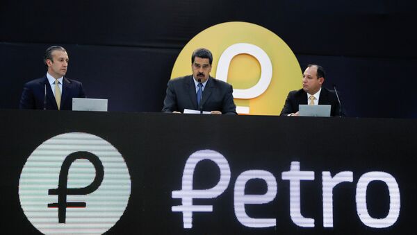 Dünyanın keşfedilmiş en büyük petrol rezervlerine sahip olmasına rağmen ABD'nin ticari yaptırımları nedeniyle zor günler yaşayan Venezüella dünyanın ilk devlet destekli kripto para birimi 'Petro'nun satışına başladı. Ülkedeki petrol, doğalgaz, altın ve mücevher rezervlerinin desteklediği kripto paranın 20 saat süren ön satışının ilk gününde 38.4 milyon adet Petro satıldığı açıklandı. Petro'nun tanıtımını yapan Devlet Başkanı Nicolas Maduro ön satışın ilk gününde 735 milyon dolarlık meblağa varan 'satın alma teklifi' aldıklarını söyledi. Ancak Maduro yatırımcılar konusunda ayrıntılı bilgi vermedi. - Sputnik Türkiye