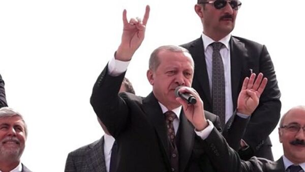 Cumhurbaşkanı Recep Tayyip Erdoğan'dan bozkurt işareti - Sputnik Türkiye