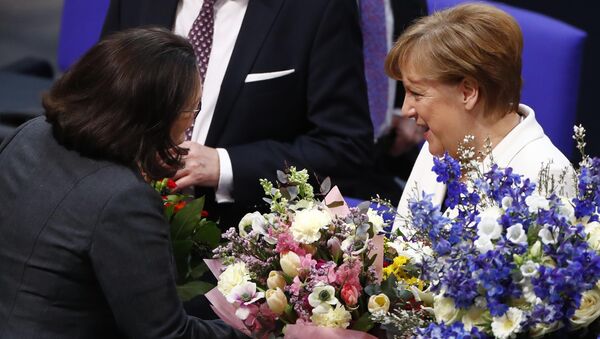 Alman meclisinde oylama: CDU lideri Angela Merkel 4. kez başbakan seçildi. Milletvekilleri sonucu alkışladı, partilerin meclis grup başkanları Merkel'i tebrik edip çiçek hediye etti. - Sputnik Türkiye