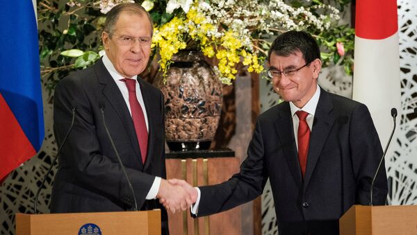 Rusya Dışişleri Bakanı Sergey Lavrov ve Japon mevkidaşı Taro Kono - Sputnik Türkiye