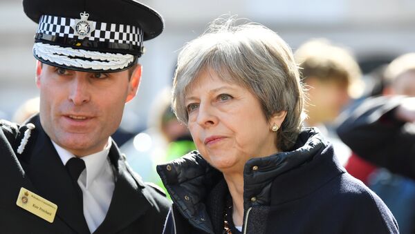 İngiltere, Salisbury, 15 Mart 2018, İngiltere Başbakanı Theresa May olay yerinde polis eşliğinde incelemelerde bulundu. - Sputnik Türkiye