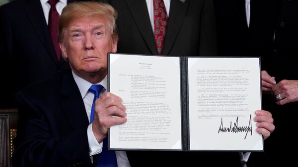 ABD Başkanı Donald Trump, Çin mallarına 50 milyar dolarlık ek gümrük vergisi getirecek olan kararnameyi imzaladı. - Sputnik Türkiye
