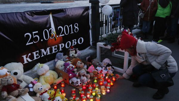 Rusya’nın Kemerovo kentindeki AVM yangınında yaşamını yitirenler için Krasnoyarsk'ta düzenlenen anma töreni - Sputnik Türkiye