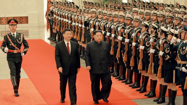 Kuzey Kore lideri Kim Jong-un- Çin lideri Şi Cinping - Sputnik Türkiye