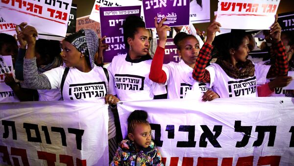 İsrail, 2018, 24 Mart'ta Tel Aviv'de Afrikalı göçmenlerin toplu sınırdışı edilmesine karşı düzenlenen protestoya 25 bin kişi katıldı. - Sputnik Türkiye