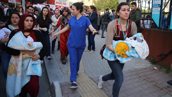 Gaziosmanpaşa Taksim Eğitim ve Araştırma Hastanesi'ndeki yangında yeni doğan bebekler tahliye edildi. - Sputnik Türkiye