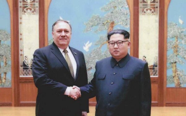 ABD'nin yeni Dışişleri Bakanı Mike Pompeo ve Kuzey Kore lideri Kim Jong-un - Sputnik Türkiye