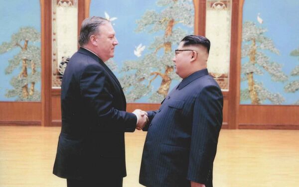 ABD'nin yeni Dışişleri Bakanı Mike Pompeo ve Kuzey Kore lideri Kim Jong-un - Sputnik Türkiye
