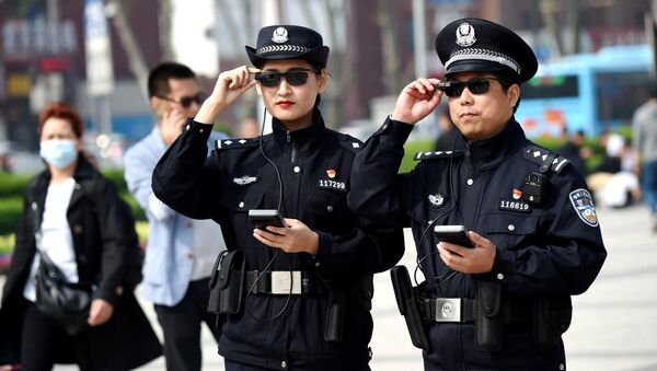 Akıllı gözlük kullanan Çin polisleri - Sputnik Türkiye