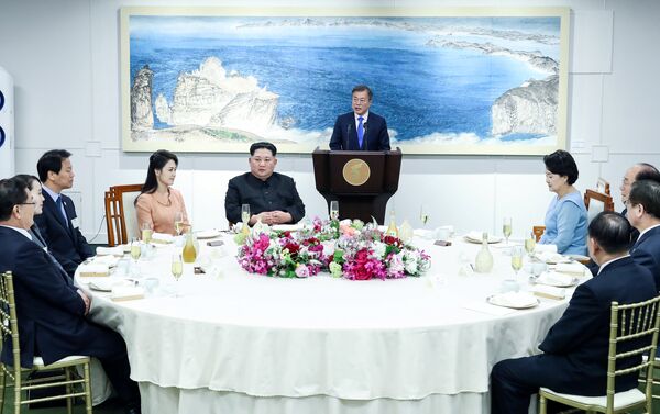 Deklarasyonun imzalanmasının ardından Kim ve Moon eşleri ile birlikte akşam yemeğinde bir araya geldi - Sputnik Türkiye