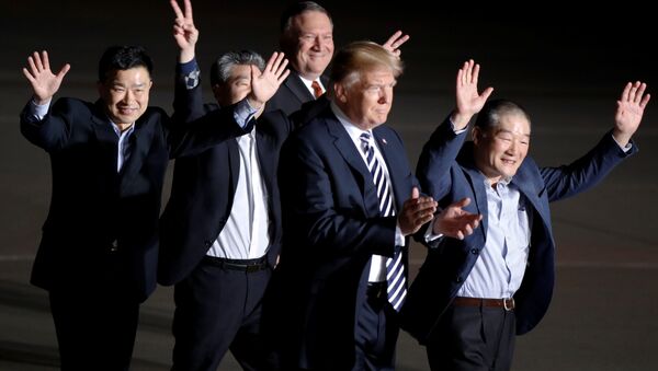 ABD Başkanı Donald Trump- Dışişleri Bakanı Mike Pompeo ve Pyongyang'ın serbest bıraktığı 3 ABD vatandaşı - Sputnik Türkiye